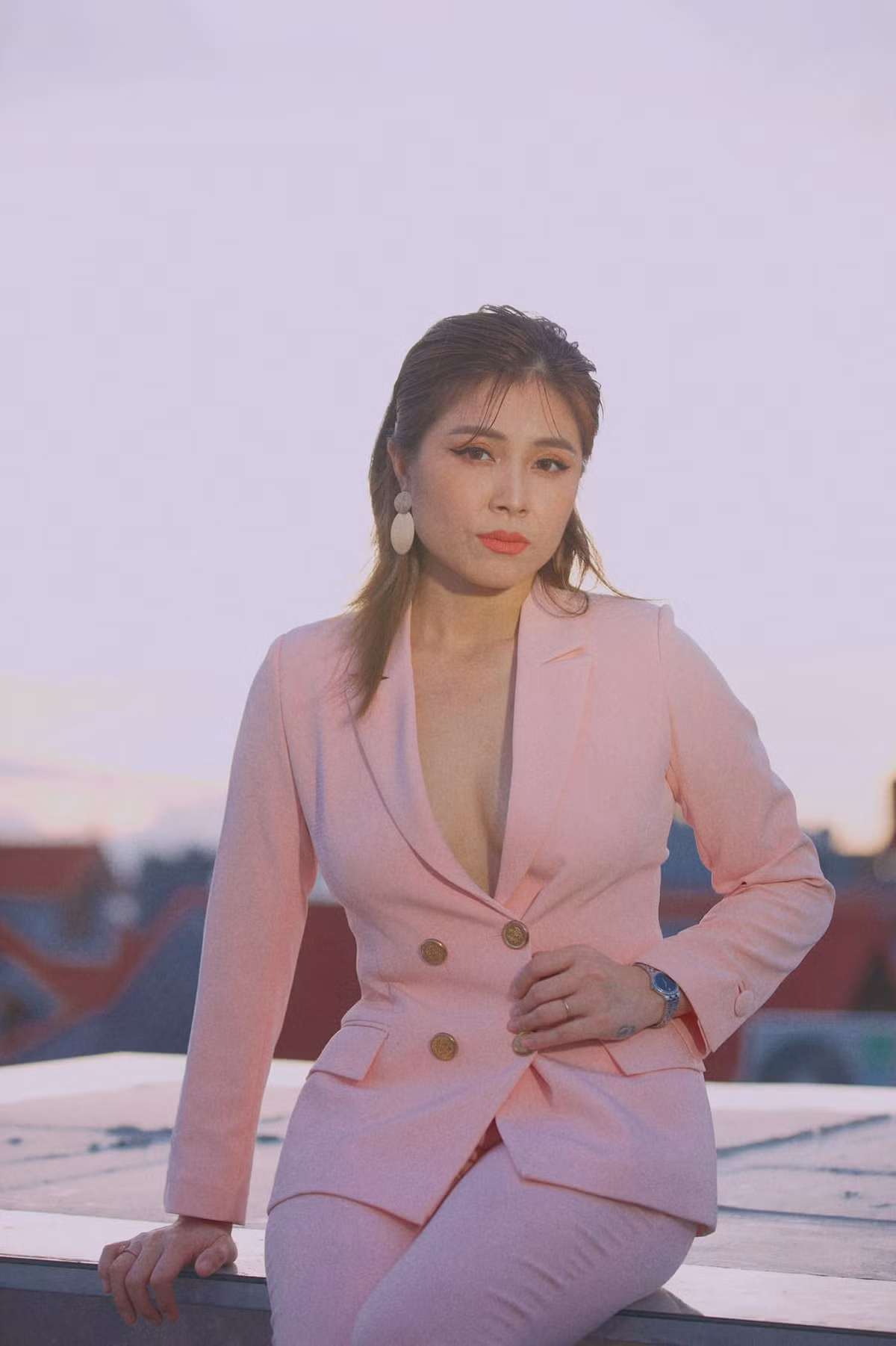 Nữ MC rất chịu khó thay đổi hình ảnh bằng cách nhuộm những màu tóc sáng.