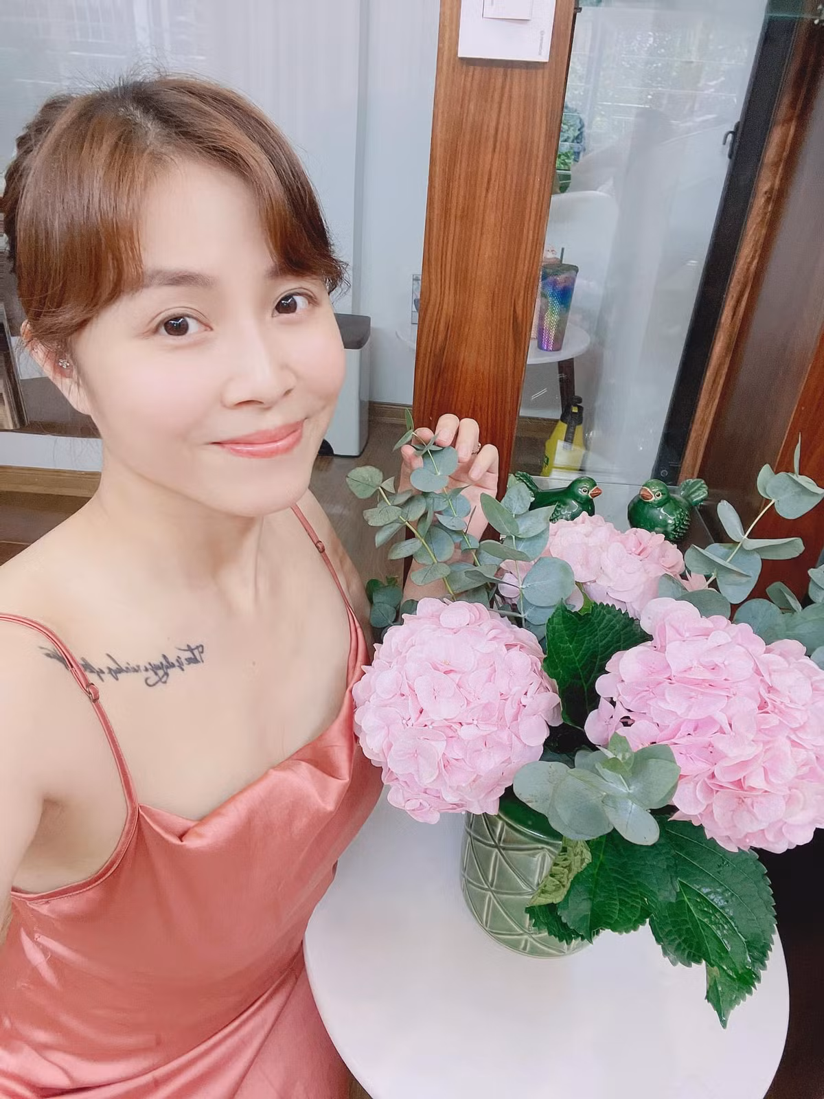 Hoàng Linh được đánh giá là nữ MC cá tính nhất đài VTV, không chỉ bởi sở thích xăm mình mà còn có những phát ngôn thẳng thắn trên trang cá nhân. Ảnh: FBNV