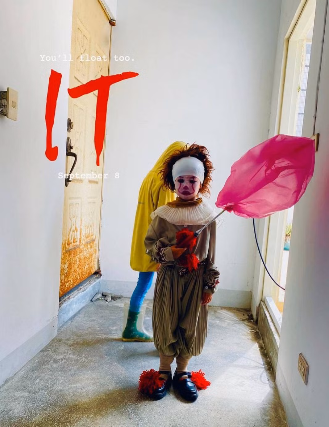 Mùa Halloween năm nay, ngoài Momo Lu còn có sự tham gia của cô em gái Miemie, hai chị em đã có màn hoá trang thành chú hề trong IT vô cùng độc đáo.