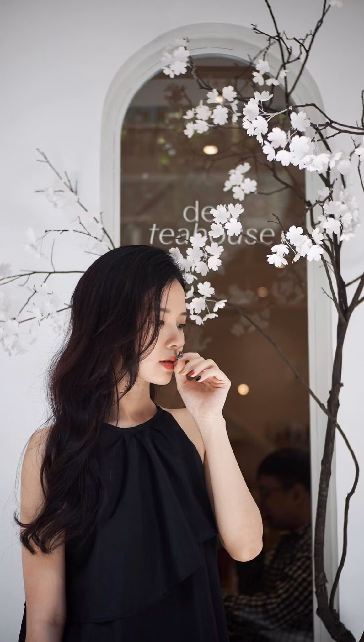 Dù bước qua ngưỡng 30, hot girl đời đầu đang dần thay đổi hình tượng, thử sức với những bộ cánh gợi cảm, thu hút ánh nhìn người đối diện.