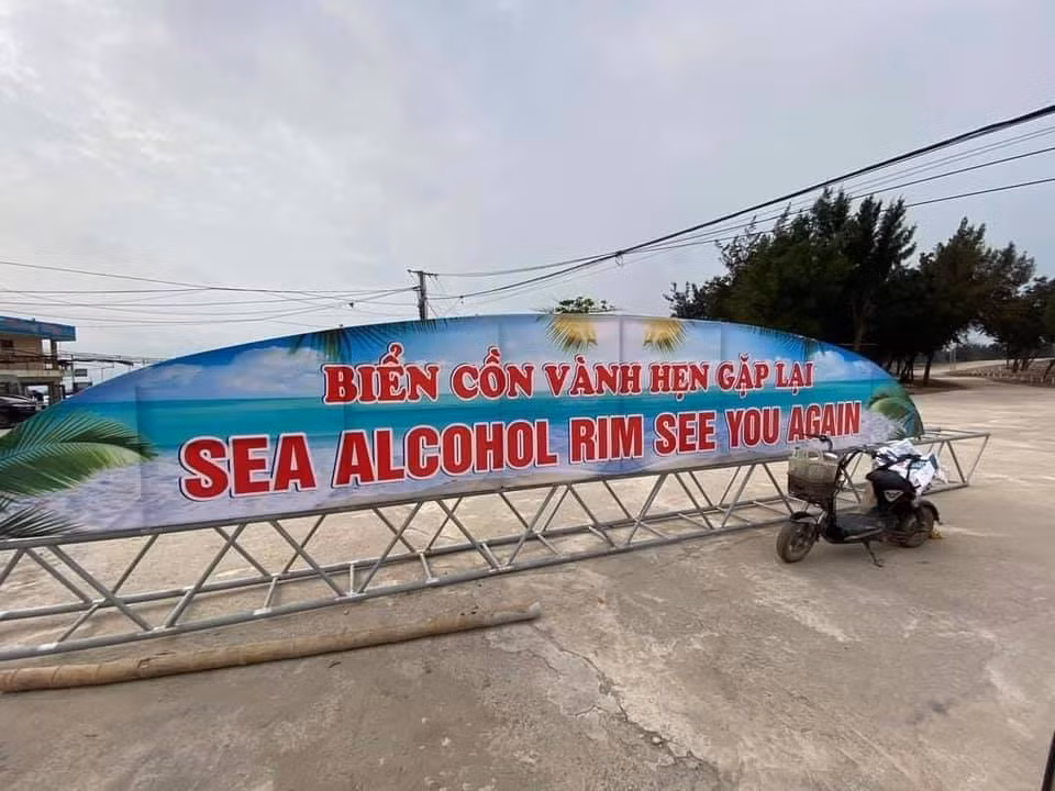 Những tấm biển quảng cáo "bá đạo" đã làm không ít người bật cười về sự nhầm lẫn của người bán, người lại cho rằng đây chính là cách họ thu hút sự chú ý của người xung quanh.