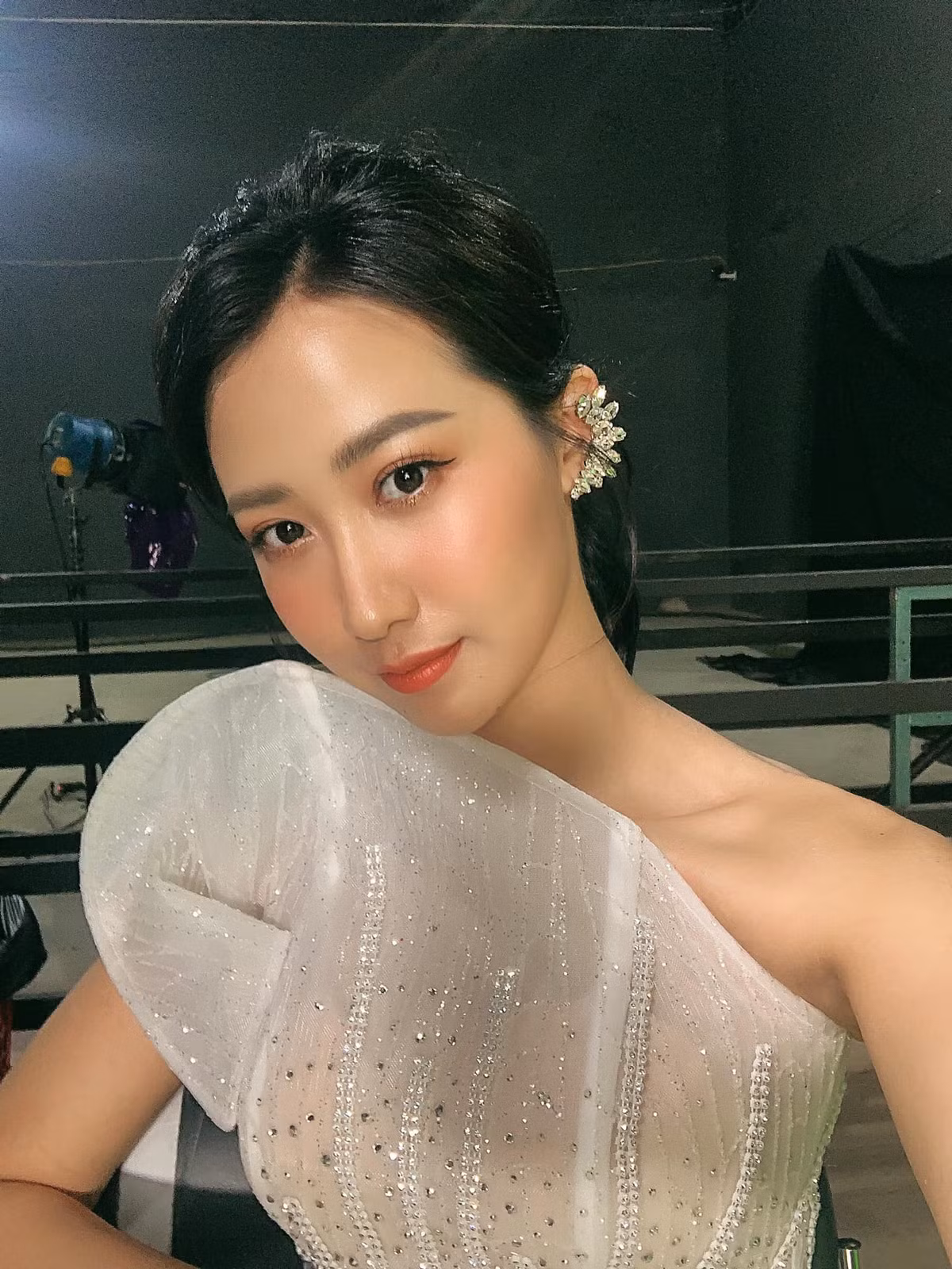 Hot girl Hà thành Kiều Ly Phạm còn là chủ chuỗi cửa hàng thời trang, làm đẹp. Ngoài ra cô gây ấn tượng mạnh mẽ với netizen mặt nhờ nhan sắc xinh đẹp, phong cách thời trang cá tính.