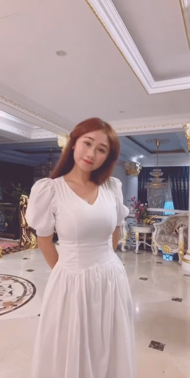 Nếu như Quế Long kín tiếng kể từ sau khi tổ chức đám cưới thì Phương Thảo lại thường xuyên được mẹ chồng cho 'sóng, ưu ái gọi là "người bí mật".