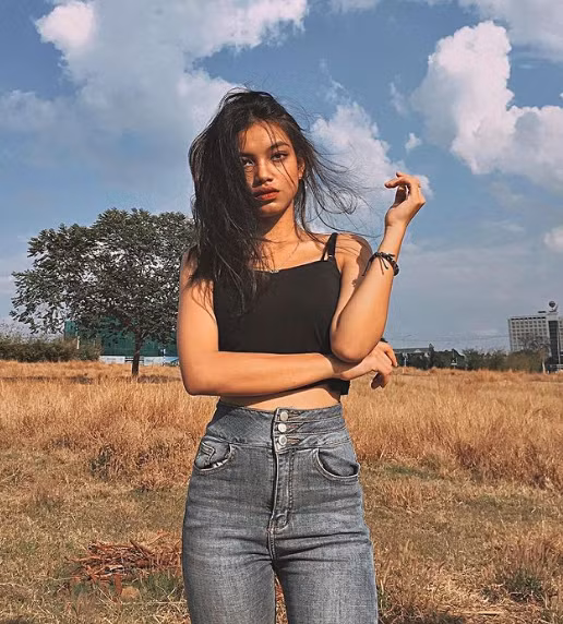 Vi Ktla thường xuyên nhận lời làm người mẫu ảnh, cô còn theo đuổi niềm đam mê âm nhạc.
