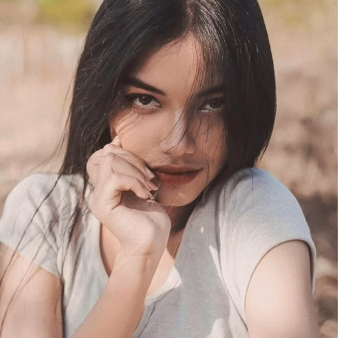 H Vi Ktla sinh năm 2003 tại Buôn Mê Thuột là hot girl mới gây chú ý thời gian này. Cô hiện đang sinh sống và học tập tại Buôn Mê Thuột, Đắk Lắk.