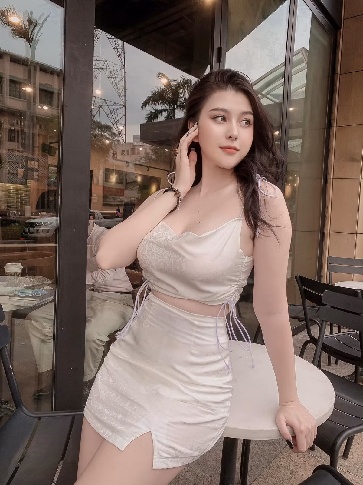 Bị chê mũm mĩm thế nhưng Nhật Anh vẫn rất tự tin khoe hình thể của mình bằng cách tạo dáng, ăn mặc táo bạo.