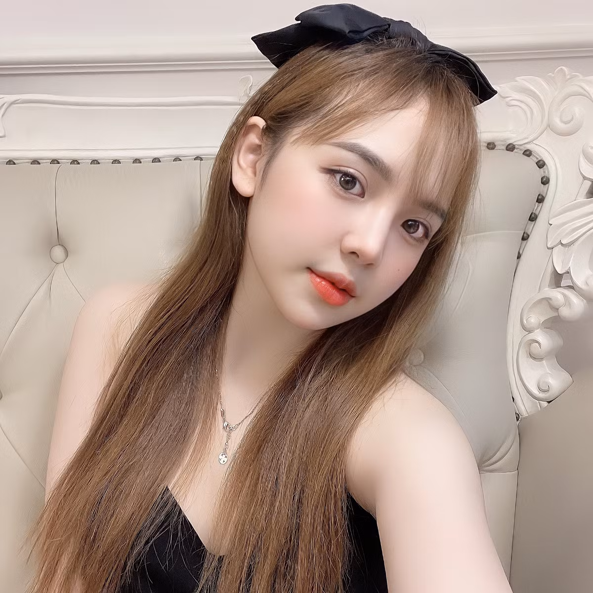 Được biết, Huyền Châu hiện là sinh viên ngành Quản trị Kinh doanh của trường Đại học Kinh doanh và Công nghệ Hà Nội.