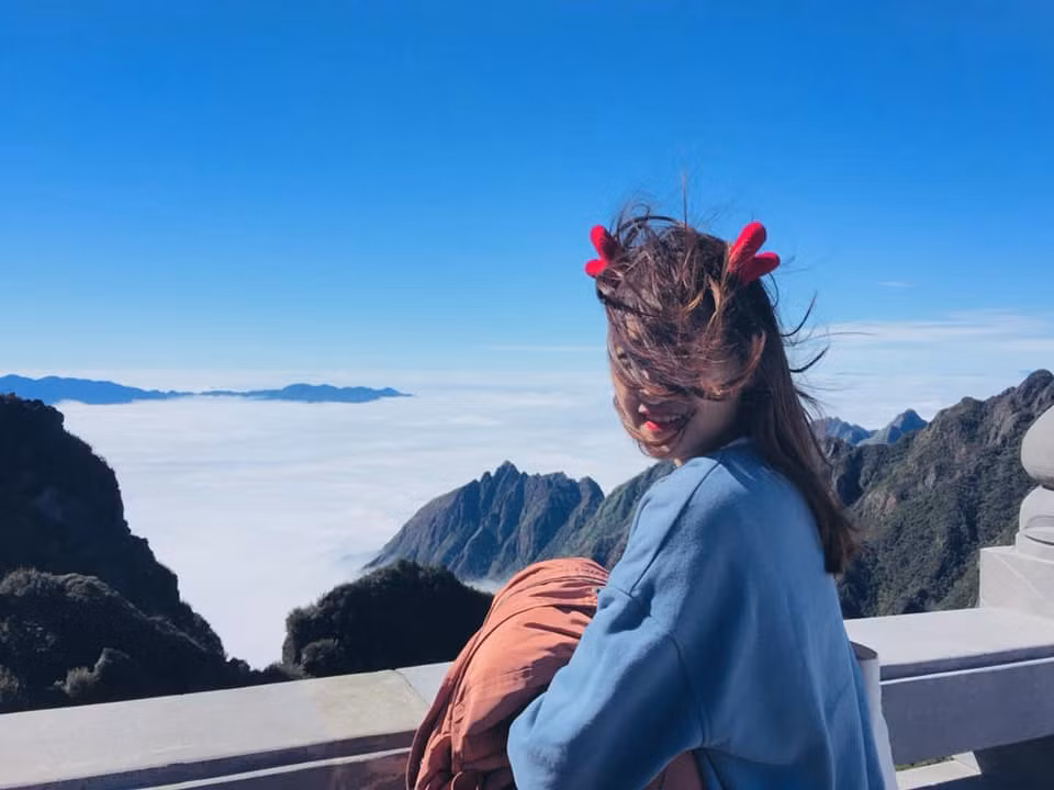 Những bức ảnh được chụp trên đỉnh Fanxipan dưới điều kiện thời tiết lạnh giá và sức gió cực mạnh đã quật tả tơi mái tóc của họ không còn kiểu cách gì cả.