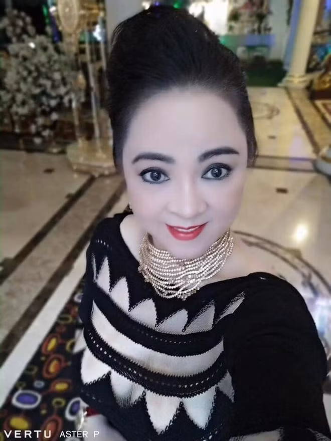"Đi kèm với ngoại hình đẹp là chiếc túi hàng hiệu và trang sức kim cương với tổng trị giá vài tỷ", "Ở ngoài không phấn son nhìn cô giản dị và đẹp hơn nhiều",...cư dân mạng bình luận.