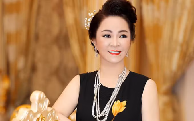 Bà Nguyễn Phương Hằng còn gây chú ý khi nhiều lần khẳng định nhan sắc "đẹp từ nhỏ" của bản thân. Trên sóng trực tiếp sang chảnh là vậy, cư dân mạng nhiều lần thắc mắc ngoài đời nữ đại gia trông thế nào?