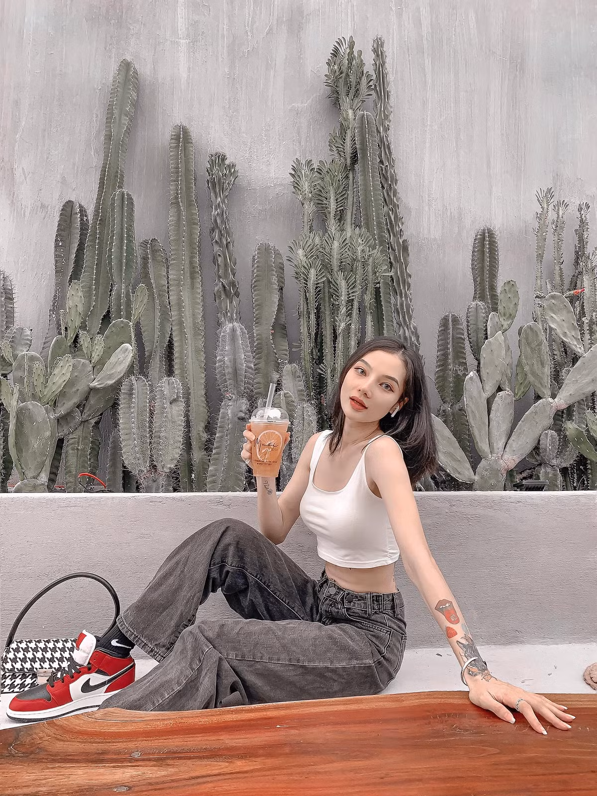 Còn về phía Minh Minh, cô gái này không quá nổi tiếng nhưng lại gây chú ý nhờ sắc vóc xinh đẹp, một chín một mười với Anh Thư.