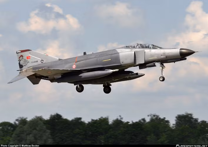 Ngoài ra Thổ Nhĩ Kỳ còn có 49 tiêm kích F-4 Phantom 2 nâng cấp, 87 máy bay vận tải các loại và nhiều trực thăng tấn công nội địa T129 ATAK, cũng như máy bay không người lái vũ trang Bayraktar TB2 hay Anka-S.