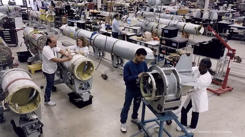 Nói về Tomahawk sau nâng cấp, Giám đốc phụ trách tên lửa Tomahawk của Raytheon, Chris Daily cho biết, năm sau (2020) hãng sẽ sản xuất tên lửa Block V với các tính năng dẫn đường và liên lạc được nâng cấp mới. Điều đặc biệt trong gói nâng cấp này được thực hiện với 2 phiên bản là Block VA (Tomahawk tấn công biển – MST) cho phép tên lửa can thiệp mục tiêu di động trên biển như chiến hạm và Block VB có hệ thống đầu đạn JMEWS.