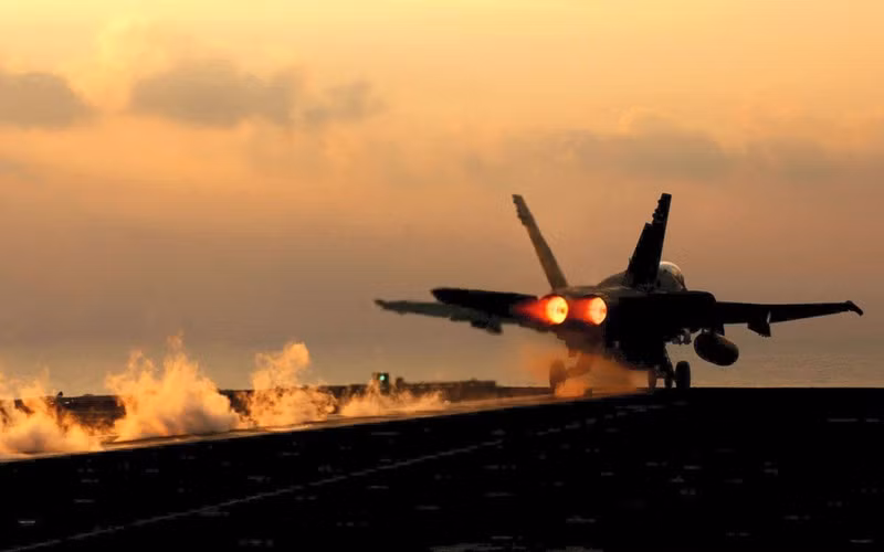 Tầm bay của F/A-18 Super Hornet lên tới 2346km.
