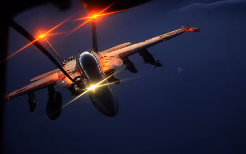 F/A-18E/F Super Hornet có thể sử dụng được nhiều loại bom, tên lửa cho đủ các nhiệm vụ đối không, đối hải và đối đất, tác chiến điện tử…