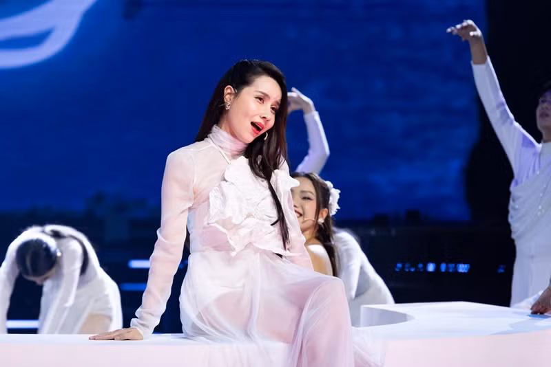Lưu Hương Giang cho biết, việc tham gia chương trình giúp cô cân bằng, khiến cuộc sống trở nên tươi mới, sống động, nhiều màu sắc hơn. “Nếu nói không tiếc nuối thì có vẻ cũng không đúng lòng mình nhưng bắt đầu và kết thúc của mỗi một hành trình đều là cái duyên. Cảm ơn mọi người đã ủng hộ Giang suốt hành trình, cảm ơn chương trình đã cho Giang cơ hội quý này”, cô chia sẻ. Ảnh: FBNV.