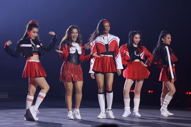 Ở đêm Công diễn 2, Lưu Hương Giang đưa ý tưởng Cheerleading (hay còn gọi là thể dục cổ động) vào bản mashup Cún yêu - Tình bạn diệu kỳ. Ảnh: FBNV.