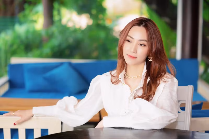 Tháng 4/2015, trong buổi họp fan, diễn viên Ngân Khánh bất ngờ tuyên bố tạm rời showbiz để du học. Trước đó, vào tháng 2/2015, người đẹp tổ chức đám cưới với doanh nhân Thiếu Quân.