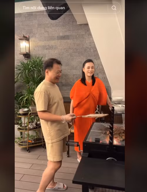 Nam doanh nhân nướng thịt giúp Phương Oanh tại nhà.