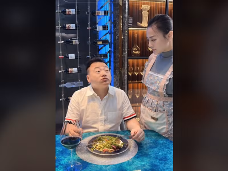 "Yêu à, anh sắp về tới nhà chưa. Cơm ngon canh ngọt chờ yêu rồi. Hôm nay em nấu hai món mà yêu rất thích... Dạ, nhanh về thử anh nhá", cô nhắn nhủ chồng.