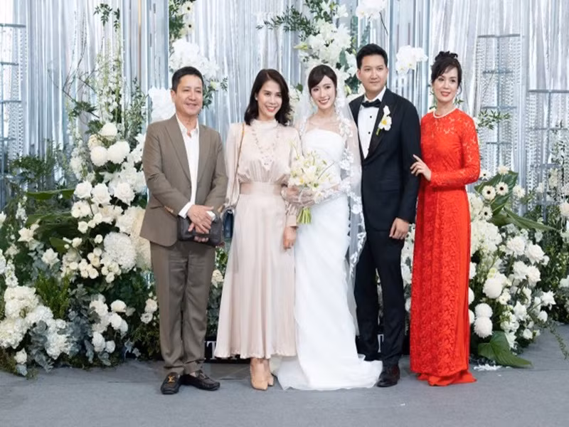 Chi Trung cung ban gai du dam cuoi chau trai va Ngoc Huyen