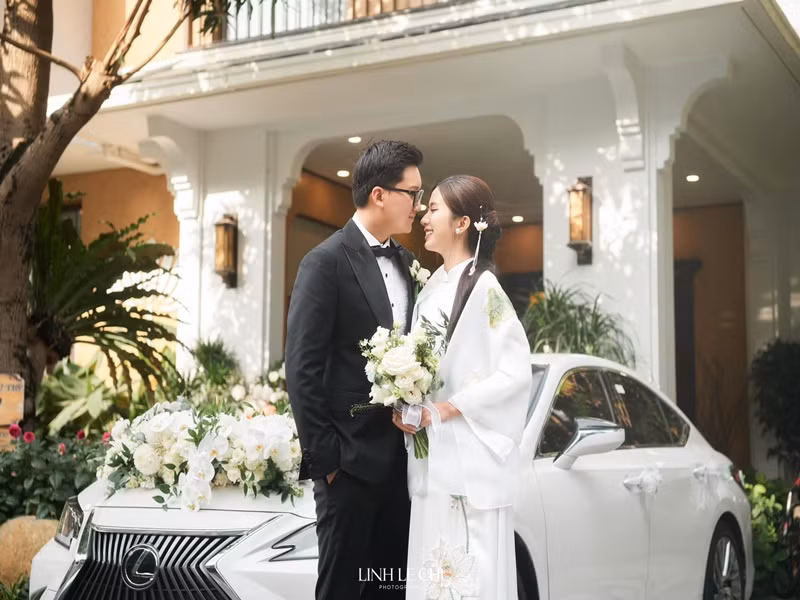 Chú rể dùng xe sang đón Ngọc Huyền về dinh. Ảnh: Lê Chí Linh.