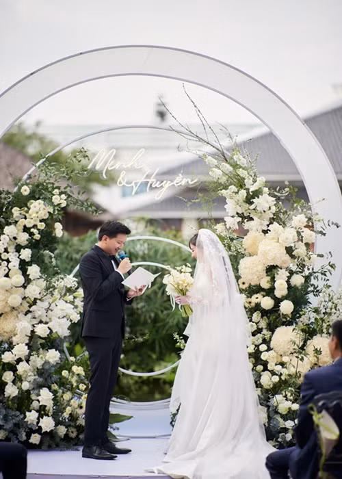 Nữ diễn viên phim Thương ngày nắng về chia sẻ trong đám cưới, cô và chồng yêu nhau 2 năm nhưng 7 tháng xa cách. Theo Ngọc Huyền, Duy Minh là chân lý cuộc đời cô. Ảnh: Lê Chí Linh.