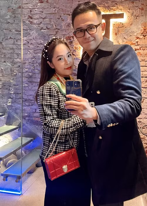 Cặp đôi hỗ trợ nhau trong công việc. Nam MC chia sẻ trên Vietnamnet: “Cô ấy luôn theo dõi hành trình công việc của chồng để góp ý, sửa đổi sao cho mọi thứ phù hợp, tốt lên". Ảnh: FBNV.
