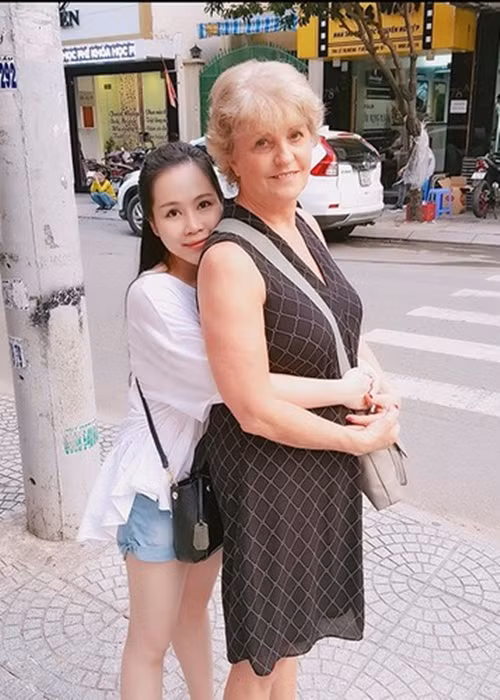 Cô có những cử chỉ thân mật như hôn má, ôm eo với mẹ chồng.