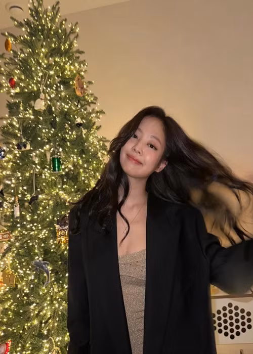  Tết dương lịch 2024, ca sĩ Jennie (nhóm nhạc Hàn Quốc BLACKPINK) đăng tải loạt ảnh bên cây thông. Ảnh: Instagram.