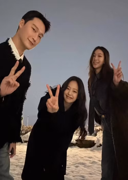 Jennie đón năm mới cùng hội bạn, trong đó có nam người mẫu Lee Jong Hyung. Ảnh: Instagram.