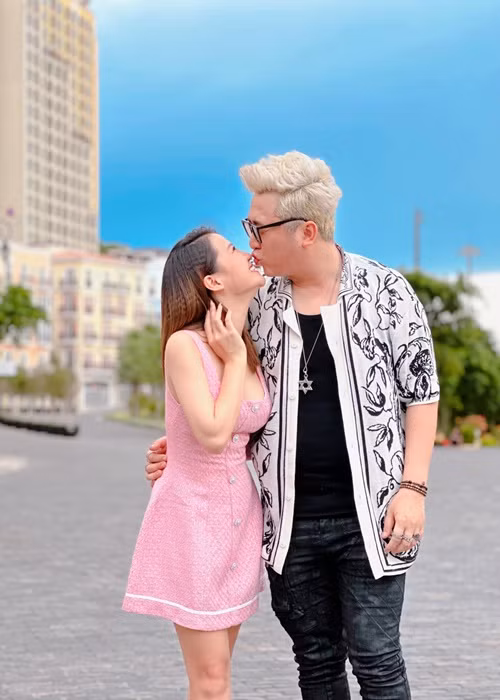 Cặp đôi thoải mái chia sẻ hình ảnh bên nhau thay vì giữ kín.