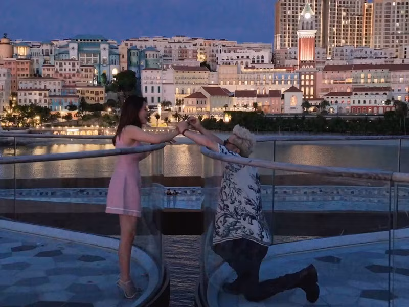 Yanbi cầu hôn Thu Trang ở Phú Quốc. Nam ca sĩ chia sẻ, trong ngày sinh nhật, Yanbi và bạn gái đi lên Cầu Hôn ở Phú Quốc. Nhận thấy đây là thời điểm thích hợp cầu hôn, Yanbi lấy tạm chiếc nhẫn đang đeo trên tay để trao cho người yêu. Sau đó, nam ca sĩ đã tặng lại cho bạn gái một chiếc nhẫn khác làm nhẫn cầu hôn.