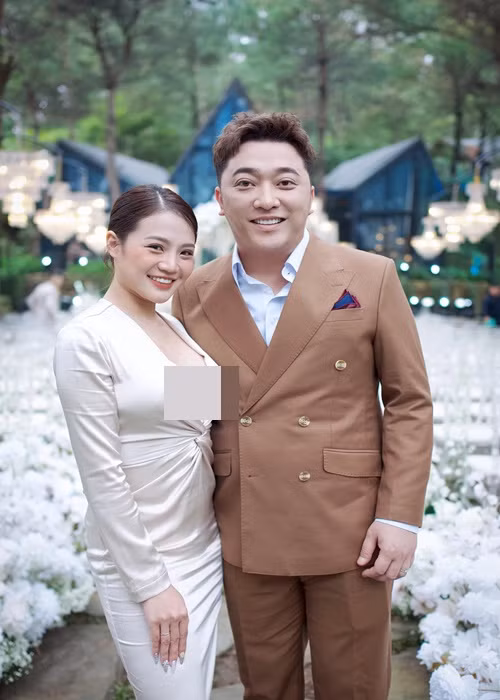 Mới đây, Yanbi và Thu Trang sánh đôi dự đám cưới của nhạc sĩ Nguyễn Đức Cường.