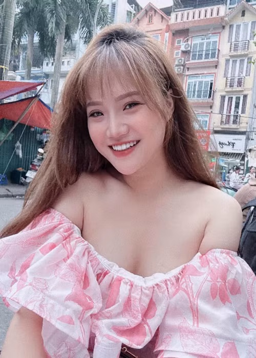 Thu Trang tự tin trang điểm, làm nail.