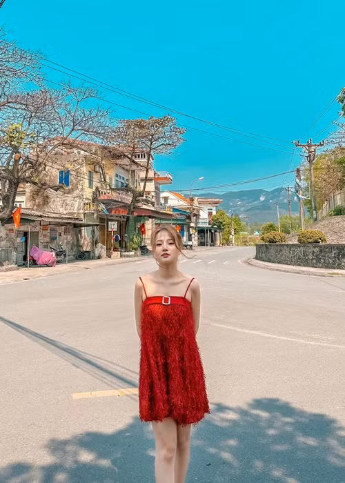 Thu Trang đã tốt nghiệp chuyên ngành diễn viên kịch - điện ảnh tại Đại học Sân khấu - Điện ảnh Hà Nội.