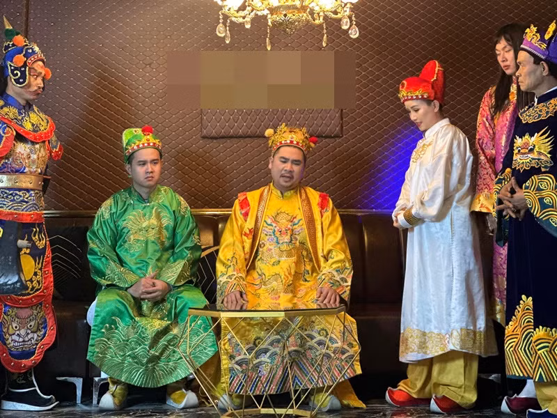 Cô cũng không đội tóc giả trong dự án Táo xuân.