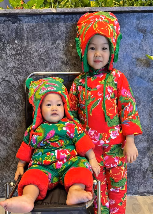Đàm Thu Trang vừa đăng tải hình ảnh hai con đáng yêu trong trang phục đồ bông.