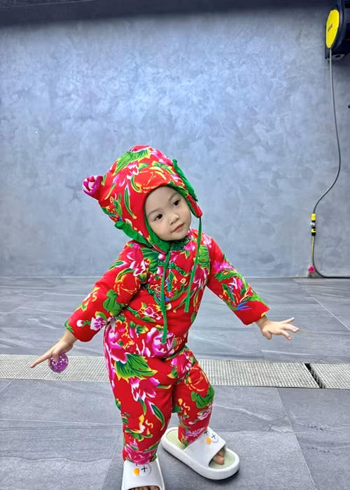 Suchin - con gái Đàm Thu Trang tạo dáng dễ thương.
