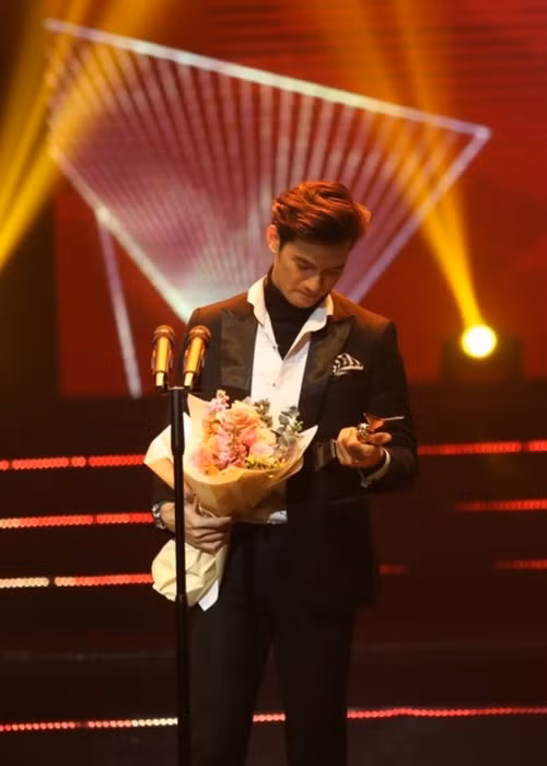 Cầm giải thưởng trên tay, Nhan Phúc Vinh gửi lời cảm ơn đến đạo diễn, ê-kíp Đừng làm mẹ cáu, các anh chị em trong VFC. Nam diễn viên cũng cảm ơn khán giả. Ảnh: Ấn Tượng VTV.