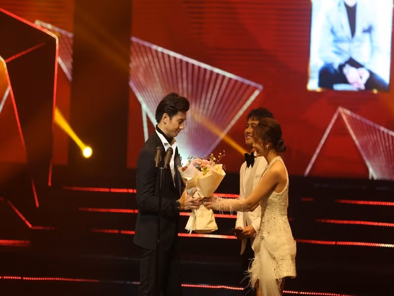 Nhan Phuc Vinh noi gi khi vuot NSUT Hoang Hai thang giai VTV Awards?
