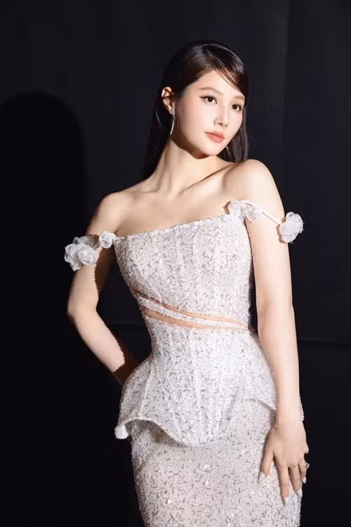 Hiện tại, cân nặng của Diễm My là 56 kg.