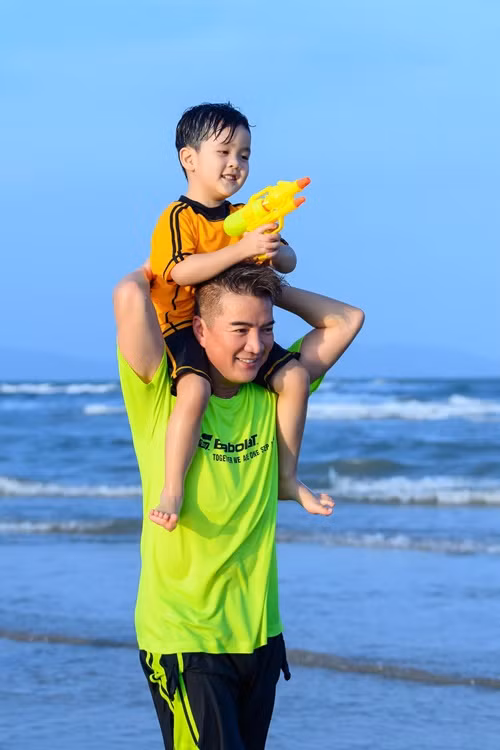 Mẹ của con trai Đàm Vĩnh Hưng không bao giờ muốn lộ diện. Nam ca sĩ cho biết, người này chỉ muốn ở phía sau. Đàm Vĩnh Hưng tôn trọng quyết định này của nửa kia.