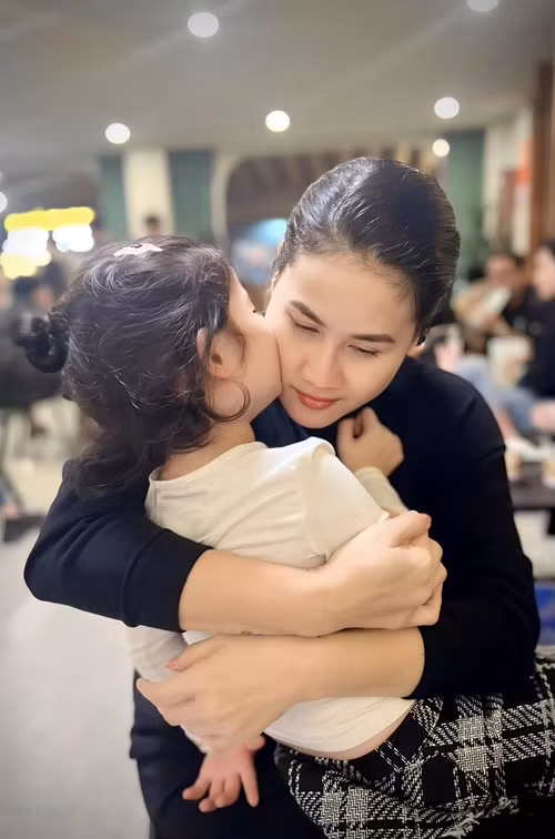 Trước những thắc mắc về bố của con gái, Thân Thúy Hà mong những người soi mói hãy dừng bàn luận cuộc sống của mẹ con cô.