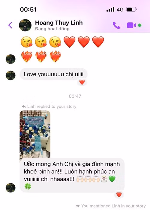 Hoàng Thùy Linh nhắn nhủ Vân Hugo: "Ước mong anh chị và gia đình mạnh khỏe, bình an. Luôn hạnh phúc an vui chị nha". Nhận được quà cưới, Vân Hugo tiết lộ, ngày mới quen biết, cô được Hoàng Thùy Linh tặng 100 bông hoa hồng đỏ. Ảnh: FBNV.