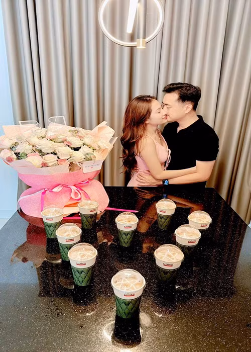 Ngọc Duyên cho biết kinh tế trong nhà do chồng nắm giữ. "Tôi không biết anh ấy có bao nhiêu tiền, tiền tôi làm thì anh ấy biết", Ngọc Duyên chia sẻ. Ảnh: FBNV.