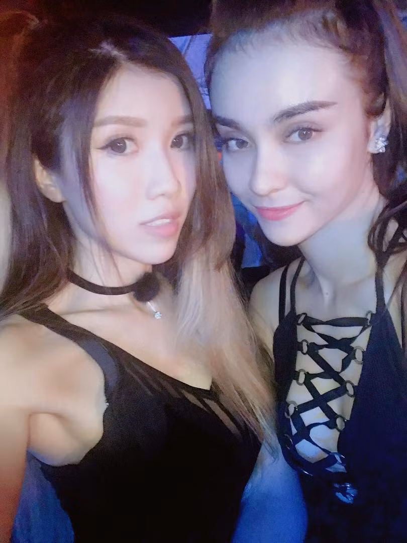 Trang Pháp và Mlee bắt đầu thân thiết từ năm 2015 khi cả hai cùng tham gia Bước nhảy hoàn vũ.