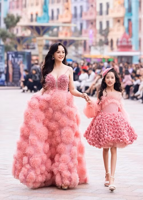 Thu Quynh kheo giau bung bau dien thoi trang