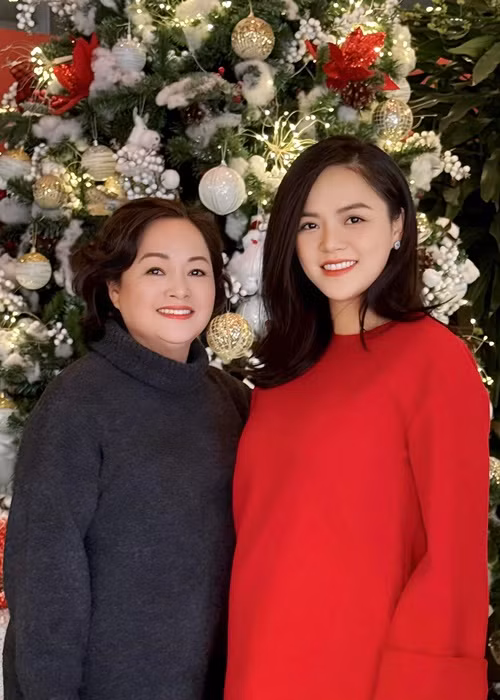 Khoe bụng bầu bên mẹ ruột, Thu Quỳnh chia sẻ: "Mẹ nói với Quỳnh: "Không đẻ được con gái giống mẹ đời không nể nhé con!". Vâng, chúc mừng bà ngoại, vài tháng nữa bà sẽ được đón tiểu công chúa! Tha hồ cặp nơ với váy von bà nhé!".