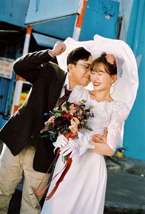 Hari Won tiết lộ, mỗi buổi sáng vừa thức dậy, hai vợ chồng cô dành cho nhau nụ hôn để chào ngày mới. Ảnh: FBNV.